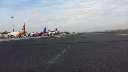 Un teren de la Aeroportul Iași este vânat de afaceriști controversați. Persoane cu legături secrete în România și Lituania vor zona de lângă operațiunile aeriene la un preț de 546 de euro lunar - FOTO