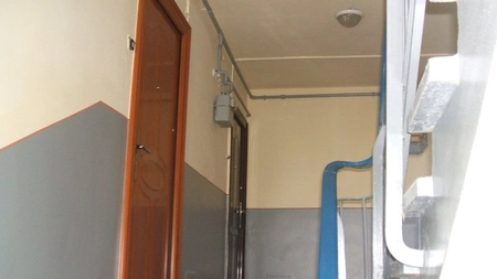 Un locatar și-a amenințat vecinii din cauza mirosului de varză murată. Ce mesaj le-a scris bărbatul pe ușă