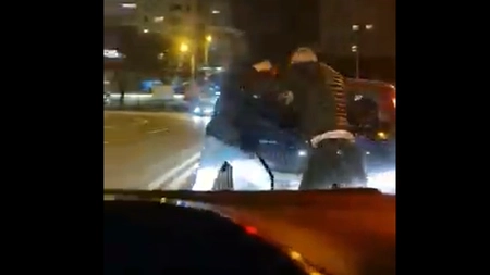 Scene din filmele cu Jackie Chan pe străzile din Iași. Doi bărbați s-au bătut în trafic - Video
