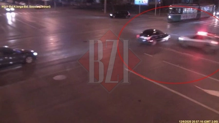 Iată imagini cu momentul accidentului în care a fost implicat o maşină a poliţiei - FOTO, VIDEO (EXCLUSIV)
