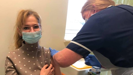 Primul medic român care s-a vaccinat anti-COVID-19! Ce a spus românca stabilită în Marea Britanie