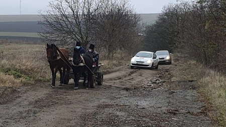 Imagini de coșmar de pe un drum din județul Iași! Zona unde sute de șoferi își rup mașinile în fiecare zi. Șoseaua nu a fost asfaltată niciodată - GALERIE FOTO