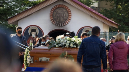 Situaţie bizară la o înmormântare. Preotul a oprit slujba imediat şi a chemat poliţia