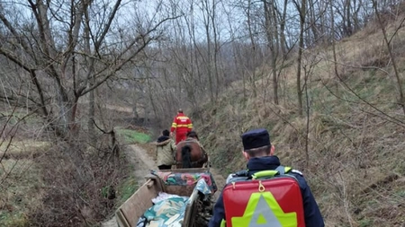 Ca în Evul Mediu! Un bolnav este transportat cu căruţa. Se întâmpla în România - FOTO