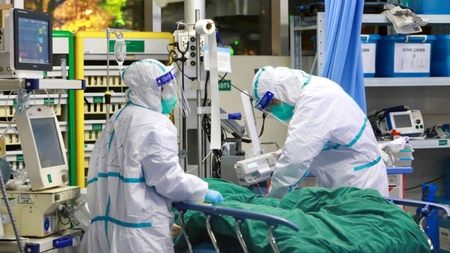 Studiu: două faze ale infecției la pacienții cu forma severă de COVID-19