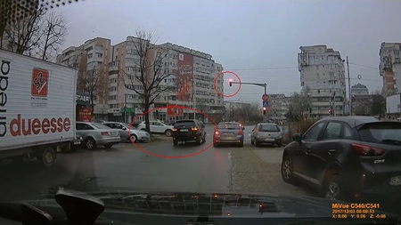 Un şofer din Iași a trecut pe culoarea verde a semaforului de BMW! FOTO, VIDEO