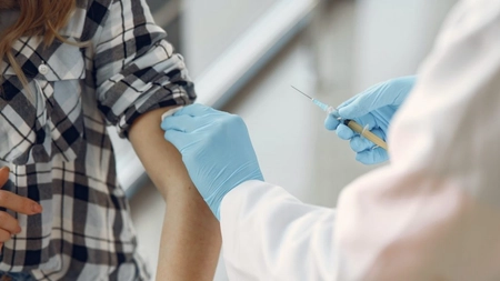Campania de vaccinare anti-COVID-19 ar putea începe în România pe 27 decembrie. Prima tranșă simbolică: 10.000 de doze