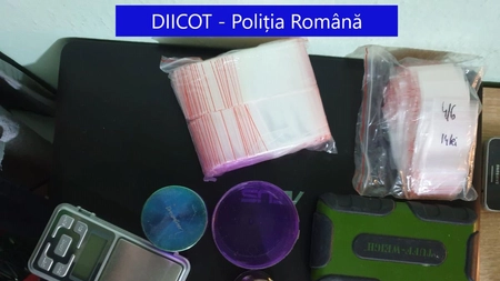 Un șmecheraș pus pe făcut bani din substanțe interzise a fost ridicat de 