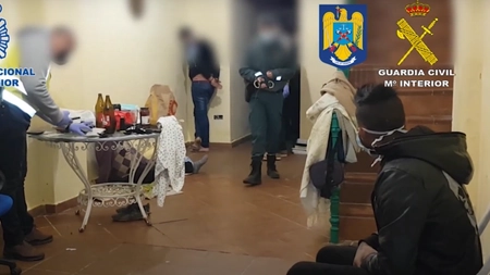 O organizație criminală a fost destructurată. Victimele acestui clan au fost zece români, printre care și o minoră însărcinată - Video