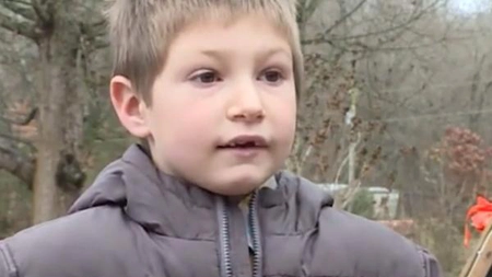 Erou la 7 ani. Un băieţel şi-a scos sora mai mică din casa cuprinsă de flăcări