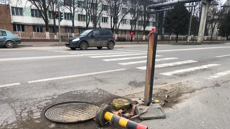 Traficul din zona Bucium îngreunată de nepăsarea autorităților locale! Un canal împiedică bunul mers al circulaţiei - GALERIE FOTO