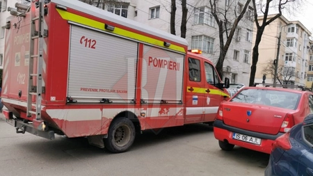 Tentativă de sinucidere la Iași. Un bărbat ameninţa că se aruncă de pe un bloc - FOTO, VIDEO EXCLUSIV