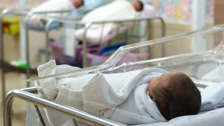 O tânără cere autorităților daune morale în valoare de 3 milioane de euro, după ce a aflat că a fost schimbată la naștere