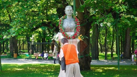 Depuneri de jerbe la bustul poetului Mihai Eminescu, la Iaşi