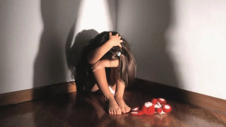 Pedofil la 74 de ani! Două fetițe, de 7 și 9 ani, supuse unor perversiuni sexuale inimaginabile! Cum le amăgea pensionarul pe cele două verișoare: 