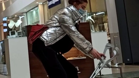 Ioana Boureanu a ajuns în cârje! Cum a fost surprinsă fiica fostului deputat la cumpărături