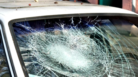 Jaf ca-n filme, în centrul Iașului! O mașină a fost spartă, iar conturile au fost curățate! Un adolescent a scăpat de pușcărie, după incident!