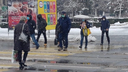 Fără haine negre iarna. Viaţa pietonilor, în pericol în fiecare zi