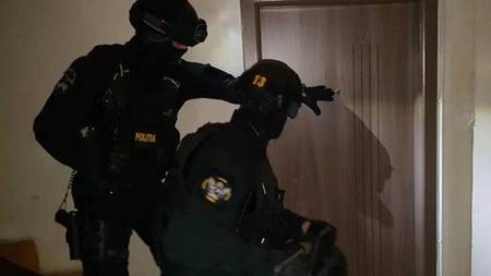 Femeie dată în urmărire în Ungaria găsită de mascaţi într-un şifonier din București