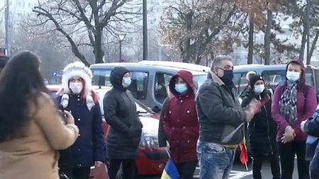 Protest al părinților elevilor din Sectorul 1. Clotilde Armand a tăiat bursele copiilor!