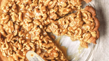Tartă cu nucă și caramel sărat - Rețeta adorată de pofticioși