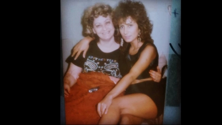 Nimeni nu o recunoaște în fotografie însă este o cântăreață celebră din România