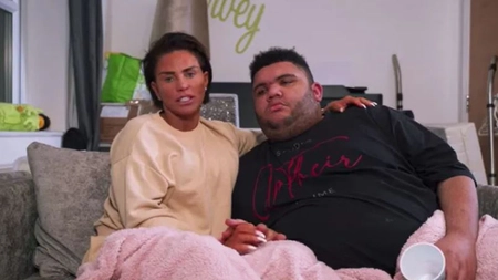 Fiul lui Katie Price, dus de urgenţă la spital după vaccinarea anti-COVID-19. Cum se simte acum adolescentul