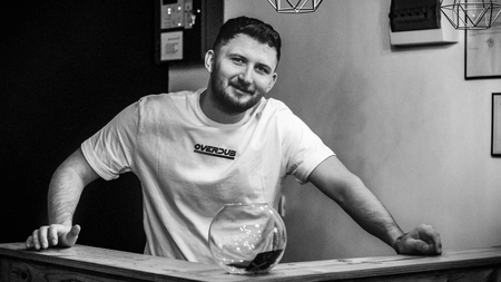 Jos pălăria! A început prin a-și tunde colegii de cămin cu un foarfece la trei lei și astăzi are propriul salon! Visul lui Marius Boariu a devenit realitate după 7 ani de muncă, iar investiția l-a costat aproximativ 35.000 de euro
