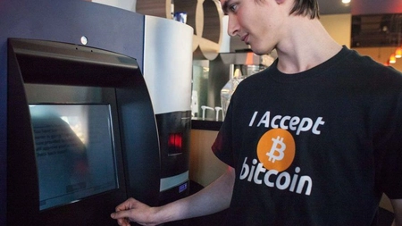 Bitcoin continuă să atingă noi maxime după susținerea Tesla