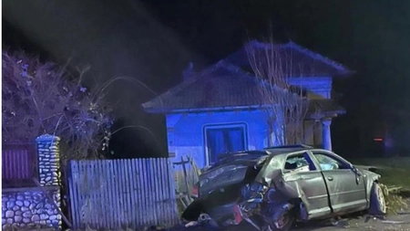 A furat o maşină, a făcut accident şi a murit la scurt timp. Hoţul a ameninţat-o pe şoferiţă cu un cuţit: „Strigă-l pe Iisus”
