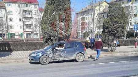 Accident rutier în Podu Iloaiei. Două autoturisme au fost implicate - (Exclusiv) - FOTO