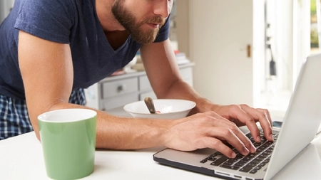 Munca în pijamale dăunează productivității? Un studiu răspunde