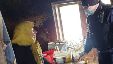 Jandarmii Grupei de Intervenție Pașcani au ajutat o bătrână de 81 de ani care locuia la marginea unei păduri
