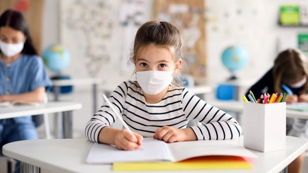 Peste 240 de elevi au fost testați pozitiv cu virusul SARS-Cov-2! Ce declară ministrul Educației