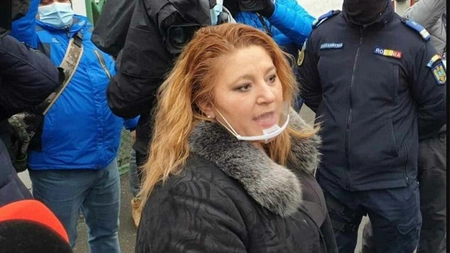 Diana Șoșoacă, fără mască, a pus în scenă un spectacol deplasat
