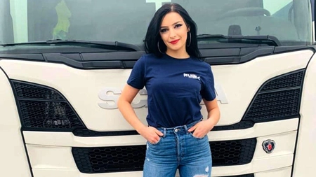 Cea mai frumoasă șoferiță de TIR, supărată pe românii rămași în țară: “Și-au pus pecetea #rezist pe frunte”