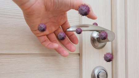 Riscul de infectare cu Covid prin atingerea suprafeţelor contaminate este redus, dar nu trebuie neglijat: studiu