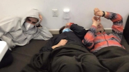 Zeci de români blocați pe un aeroport din Mexic. Autoritățile le-au luat actele și telefoanele!
