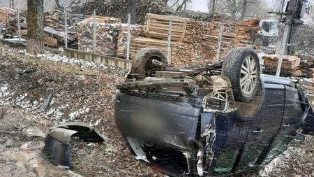 Accident rutier în Ţibăneşti, Iași. A pierdut controlul volanului şi a intrat în copac - EXCLUSIV