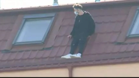 Băiatul care s-a urcat pe un cămin studenţesc şi s-a aruncat în gol a murit