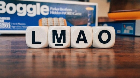 Ce înseamnă LMAO în română și în engleză? Când folosești prescurtarea?