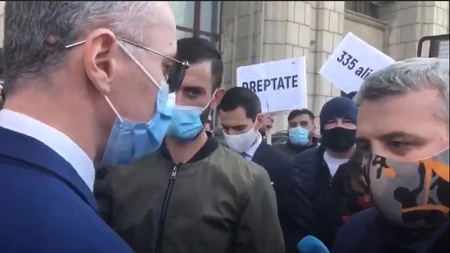 Ăștia ne conduc! Ministrul Justiţiei, Stelian Ion, a confundat protestatarii! A discutat cu aceştia crezând că protestează pentru dosarul 10 august. Spre dezamăgirea ministrului, oamenii strânşi la faţa locului protestau pe o totul altă speță - VIDEO