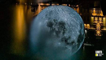 GALERIE FOTO: Lights in the Park – Vino să admiri „Museum of the Moon” în parcul Palas și să câștigi câte-n Lună și în stele!