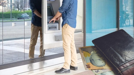 Un ieșean a găsit un portofel lângă o bancă și s-a apucat de cheltuit banii de pe card! Polițiștii din Iași au intrat pe fir și l-au dibuit! Acum a venit nota de plată pentru individ! (Exclusiv)