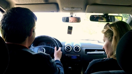 Doi soți din Iași au fost prinși în mașină de polițiști! Când au văzut ce au făcut, oamenii legii i-au dus la audieri! În timp ce bărbatul conducea, femeia a comis-o rău de tot! (Exclusiv)