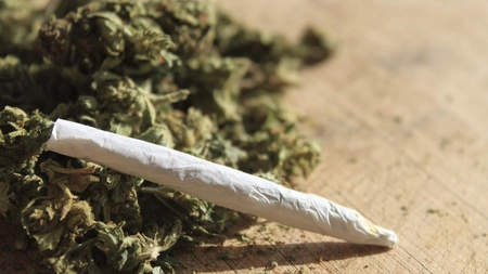 Adolescentă din Iași, pedepsită din cauza drogurilor! Mascații au intrat pe fir și nu le-a venit să creadă când au găsit rezină de canabis! Minora a scăpat de pușcărie! (Exclusiv)