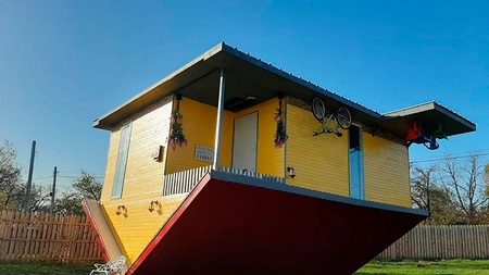 Casa răsturnată, obiectivul turistic nonconformist din judeţul Gorj. Proprietarul: „Vecinii râdeau prima dată“ - FOTO