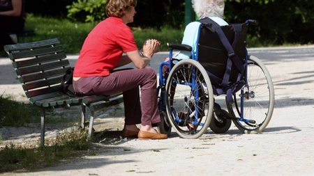 Ce salariu are o badantă în 2021. Pe ce bani pleacă româncele să aibă grijă de pensionarii din țările vestice