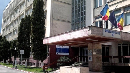 Incendiu la Spitalul Municipal Dej. Tabloul pentru siguranţe din curte a luat foc