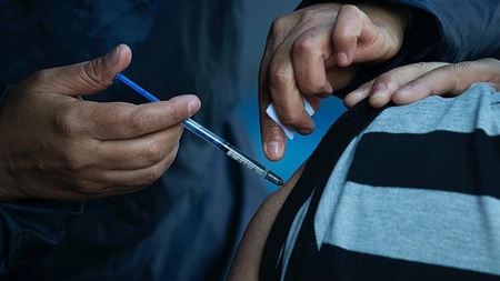 O femeie din Japonia a făcut hemoragie cerebrală și a murit la trei zile după vaccin. Ce spune Ministerul Sănătății
